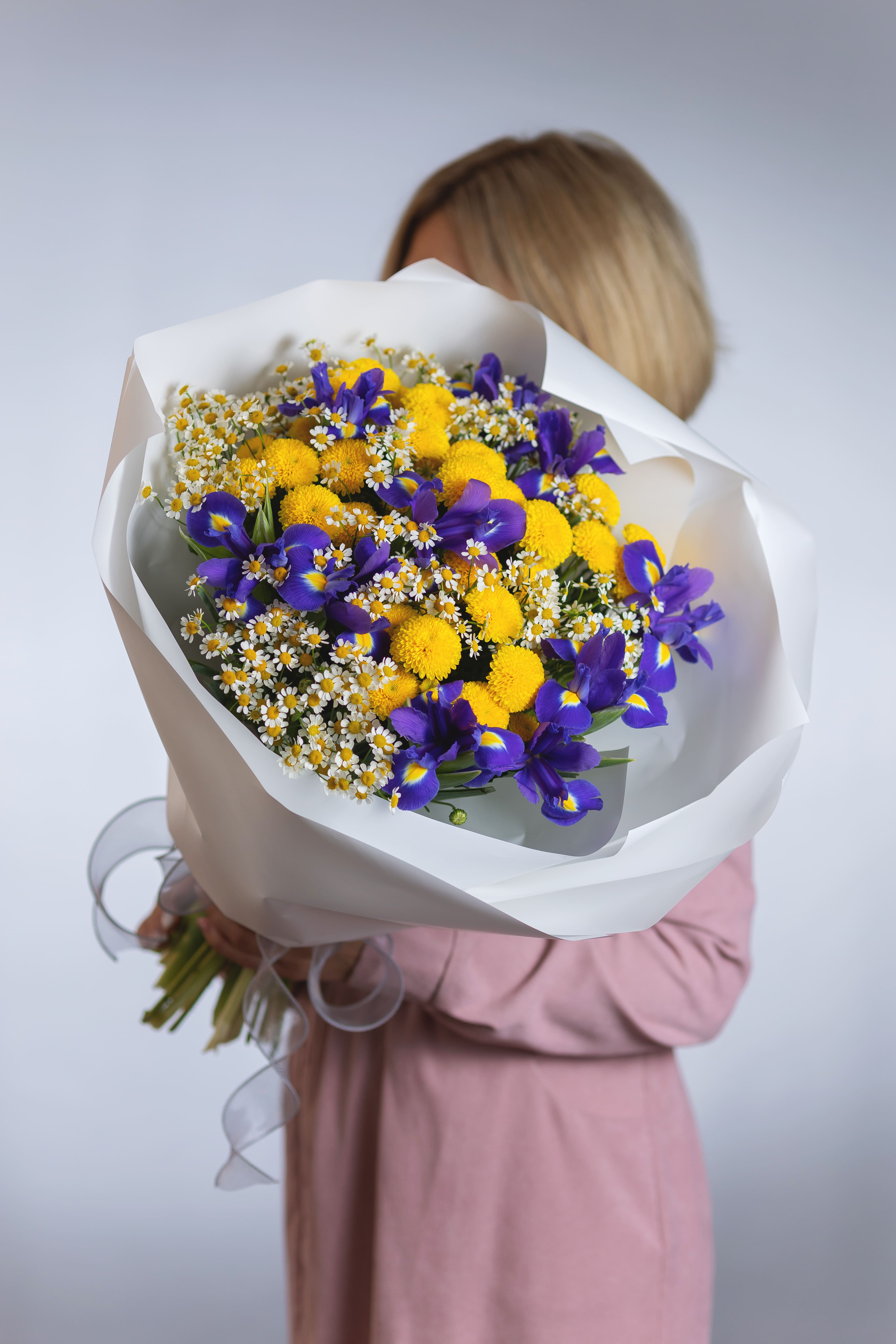 Букет с ирисами и хризантемой