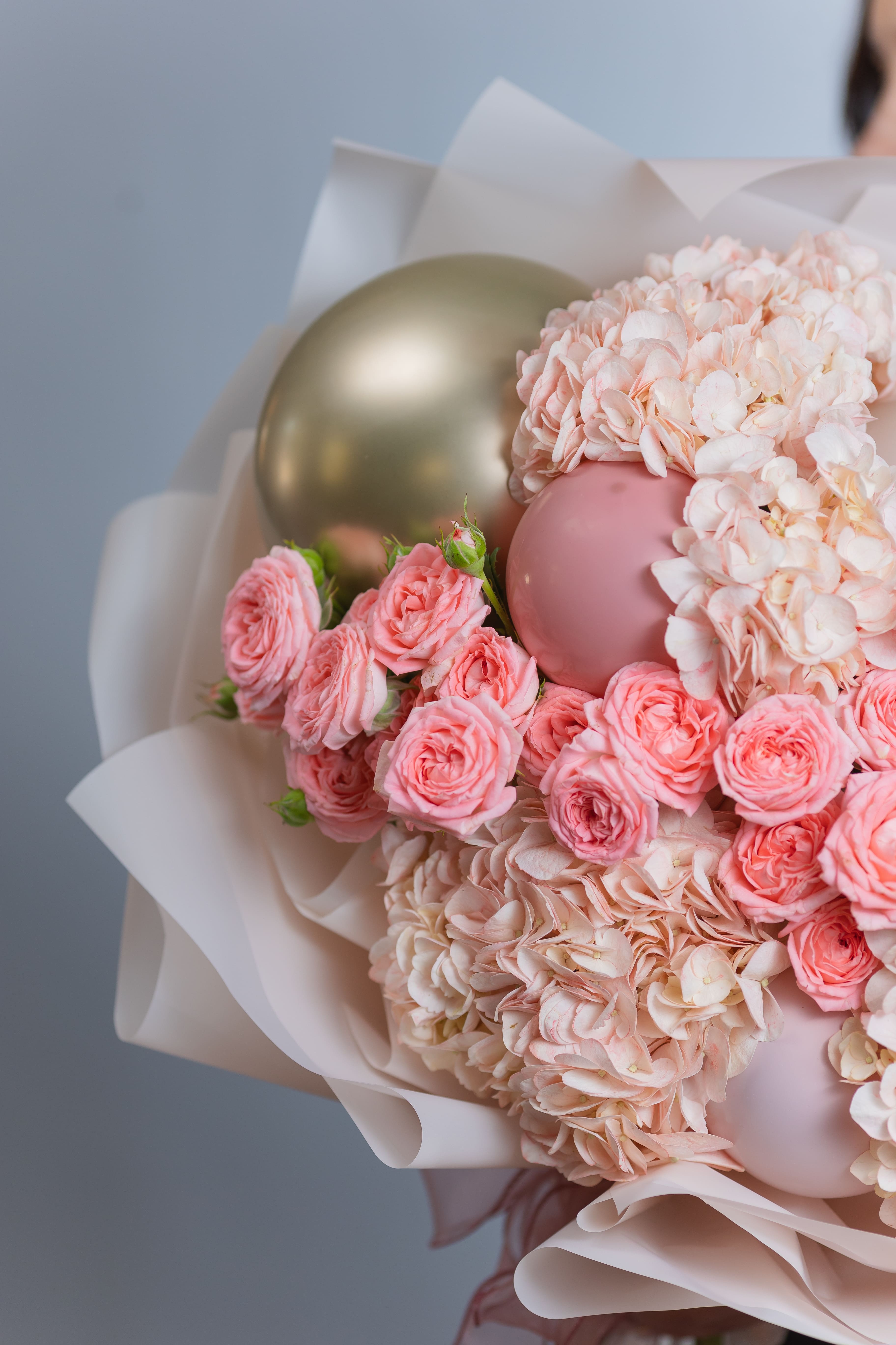 Сборный букет с шарами и кустовой розой Бамбастик