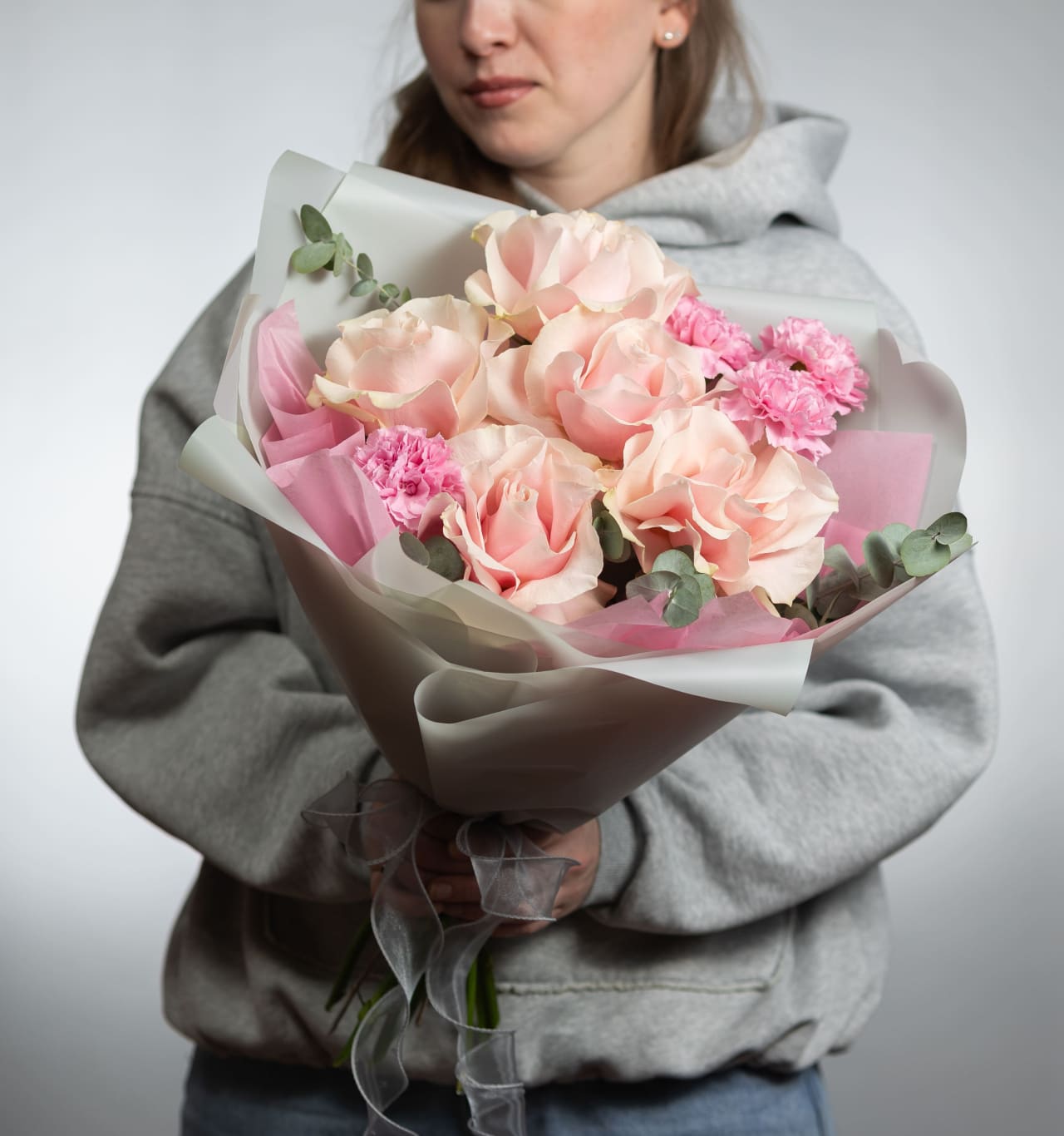 Сборный букет из диантусов и французской розы розовый