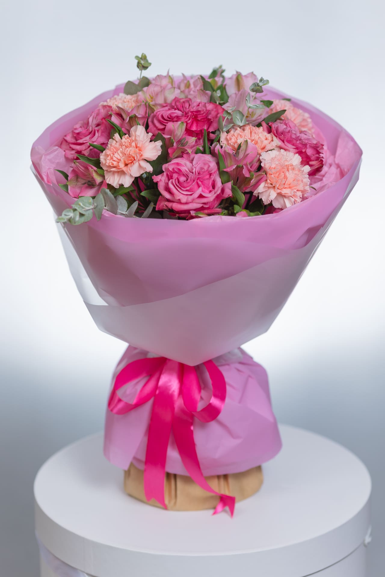 Круглый букет с пионовидной розой