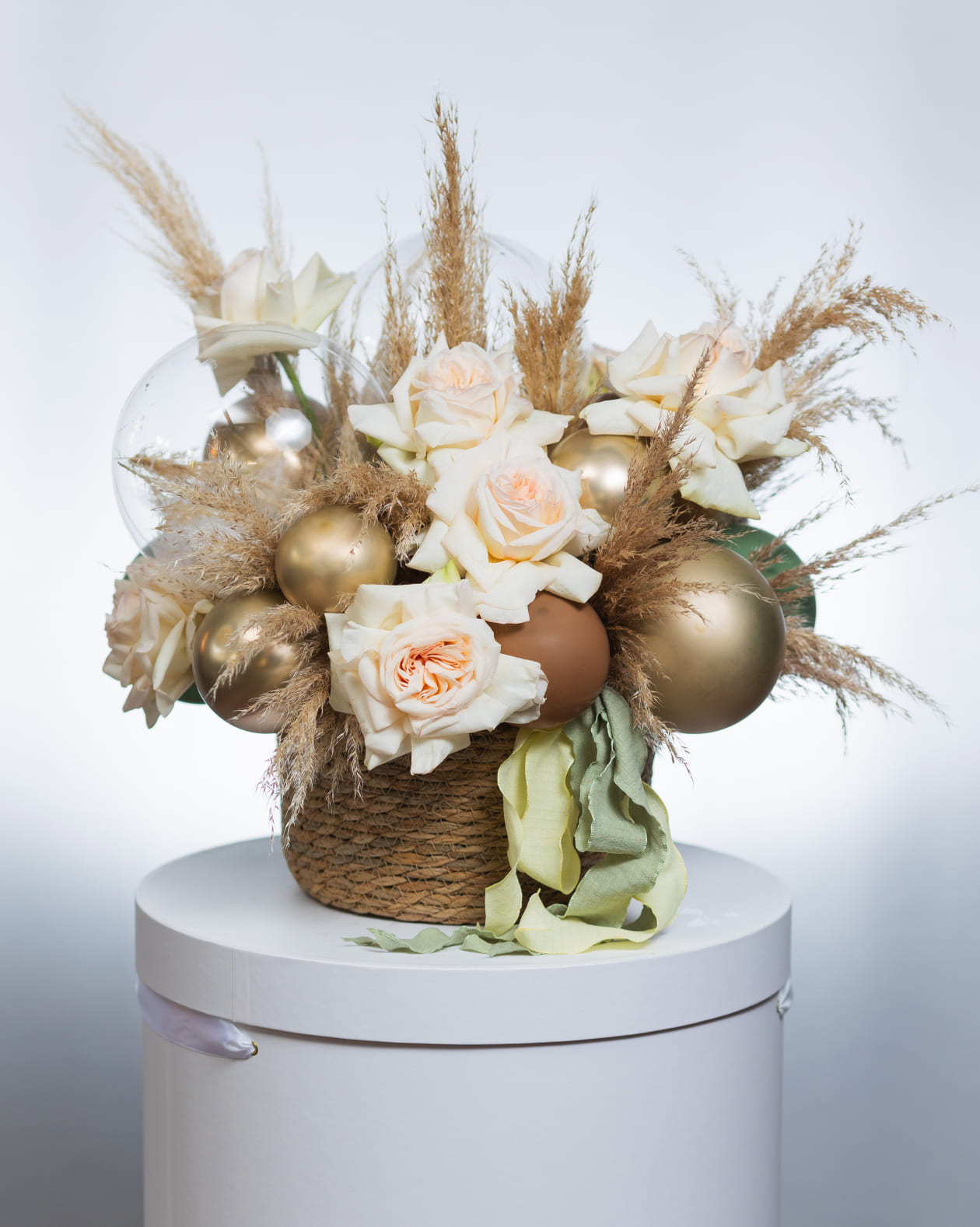 Плетеная корзина с пионовидной розой и пампасом