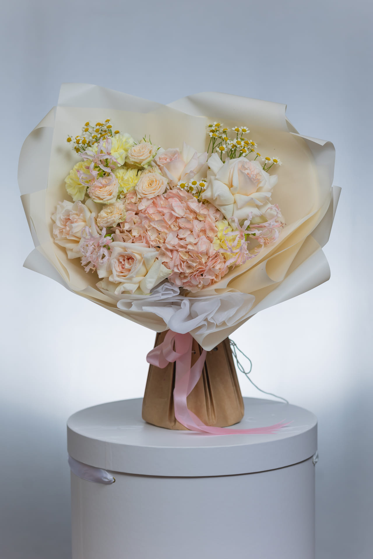 Сборный букет с гортензией и матрикарией