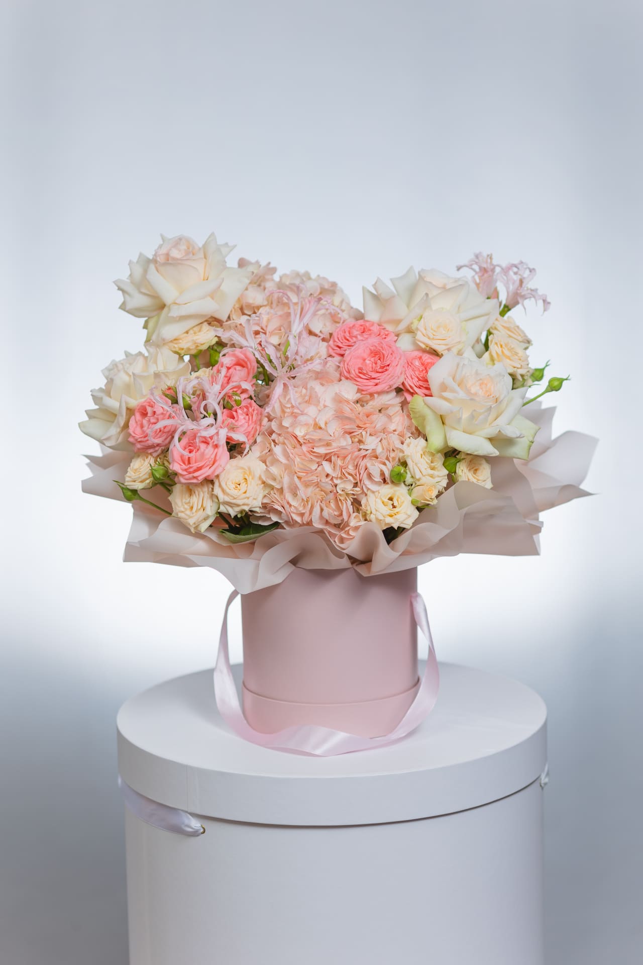 Шляпная коробка с гортензией и Нарине