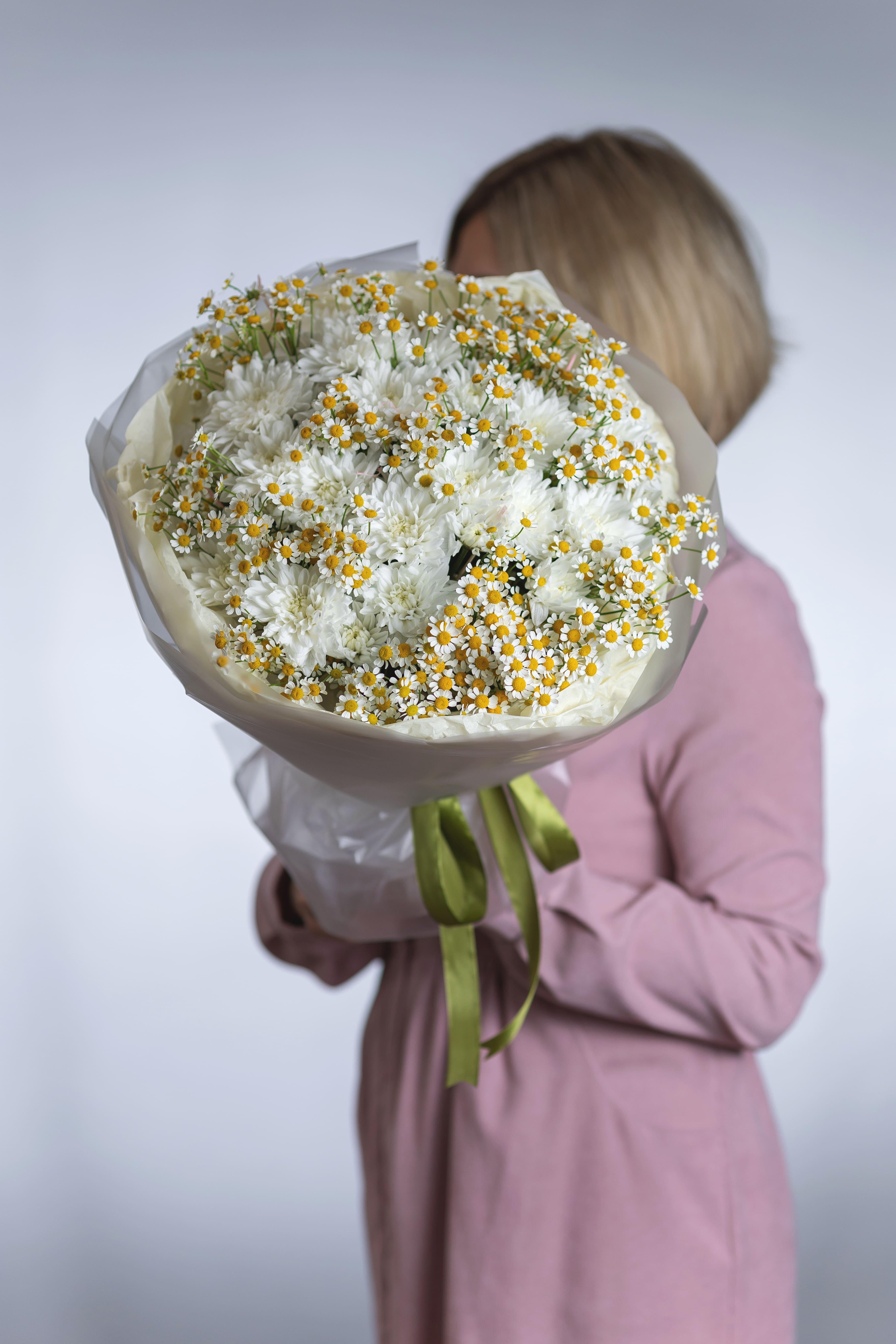 Сборный букет с хризантемой и матрикарией