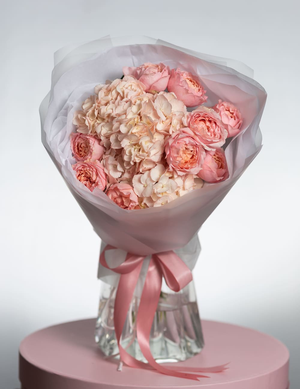 Сборный букет гортензия и пионовидная роза