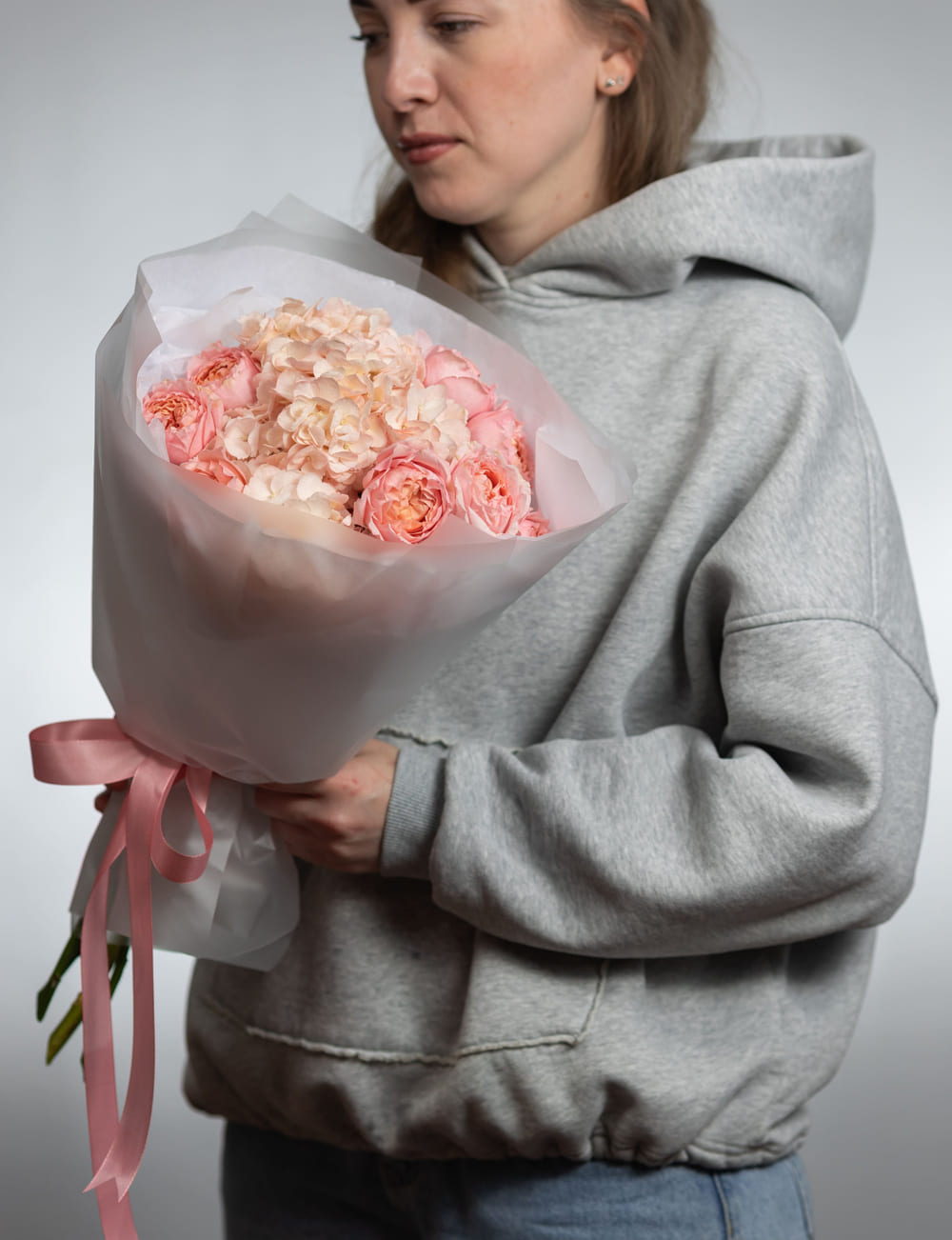 Сборный букет гортензия и пионовидная роза