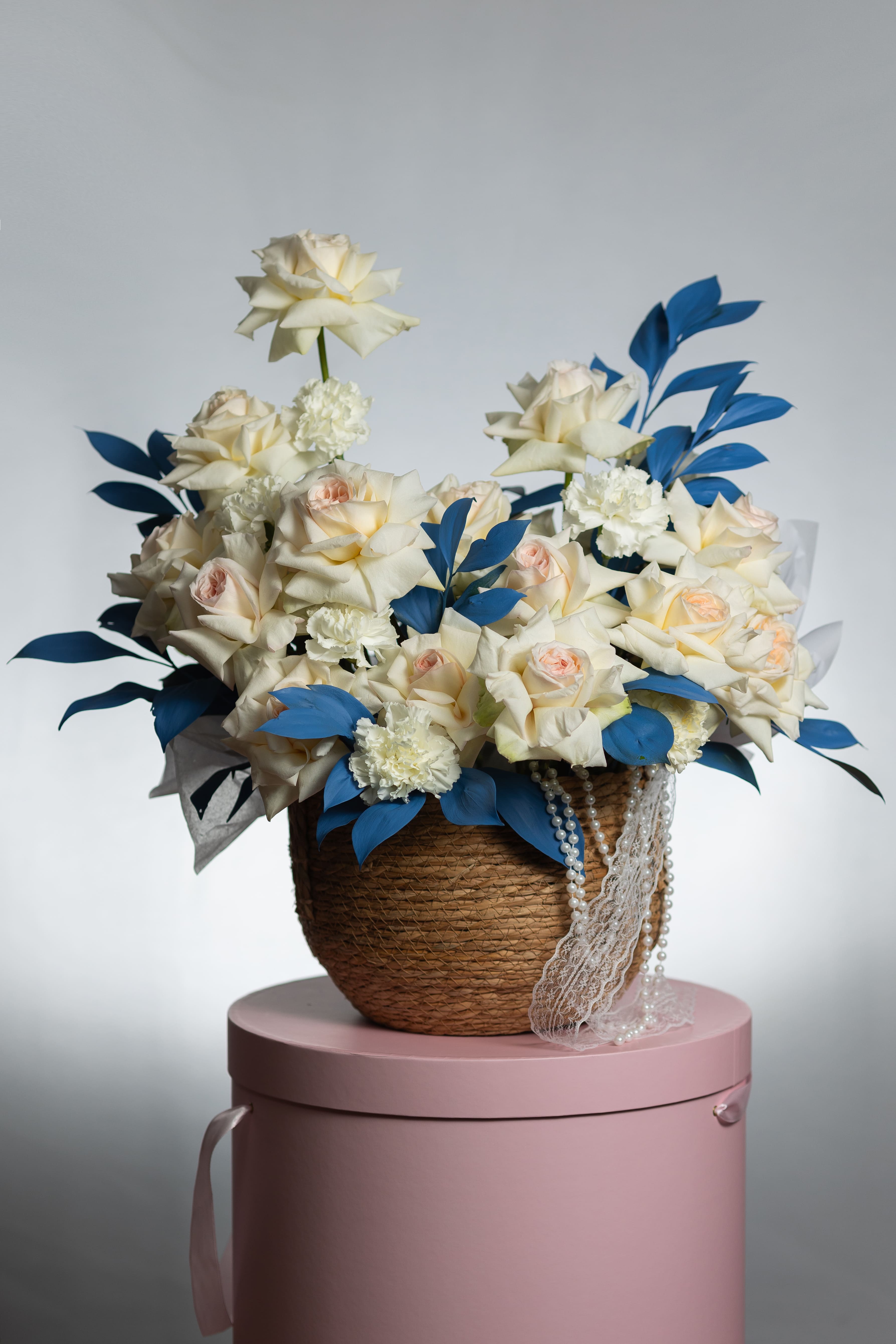 Корзина с пионовидной розой и рускусом