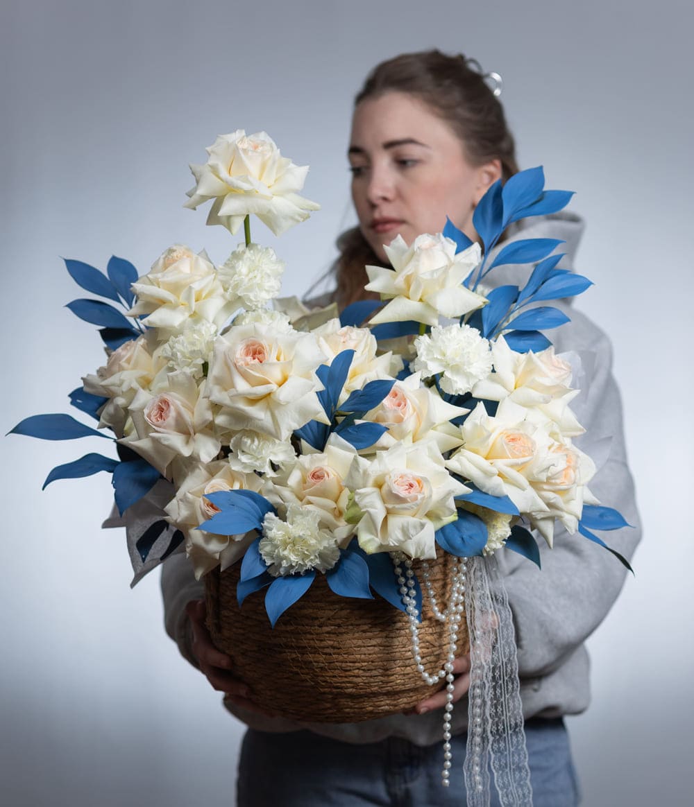 Корзина с пионовидной розой и рускусом