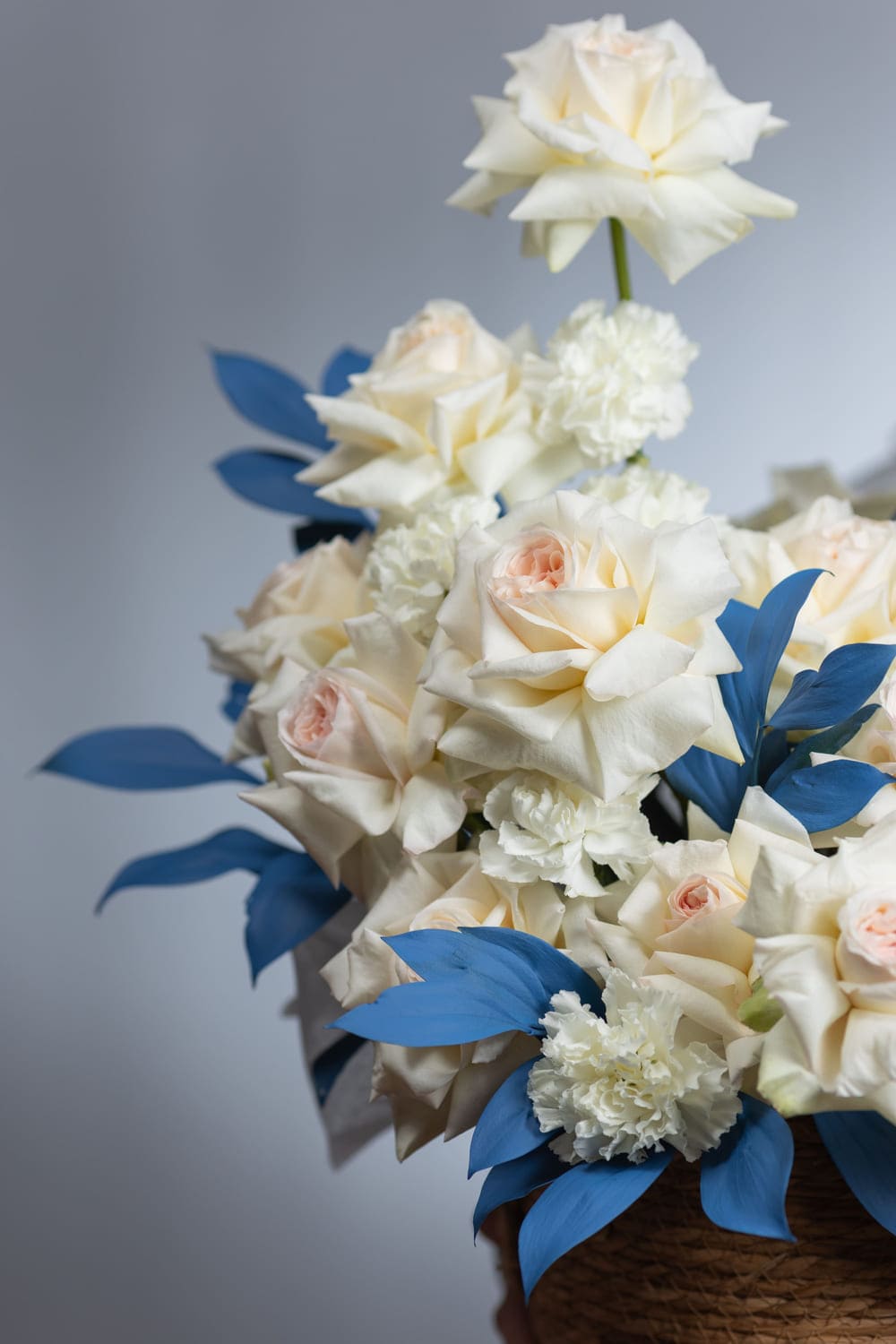 Корзина с пионовидной розой и рускусом