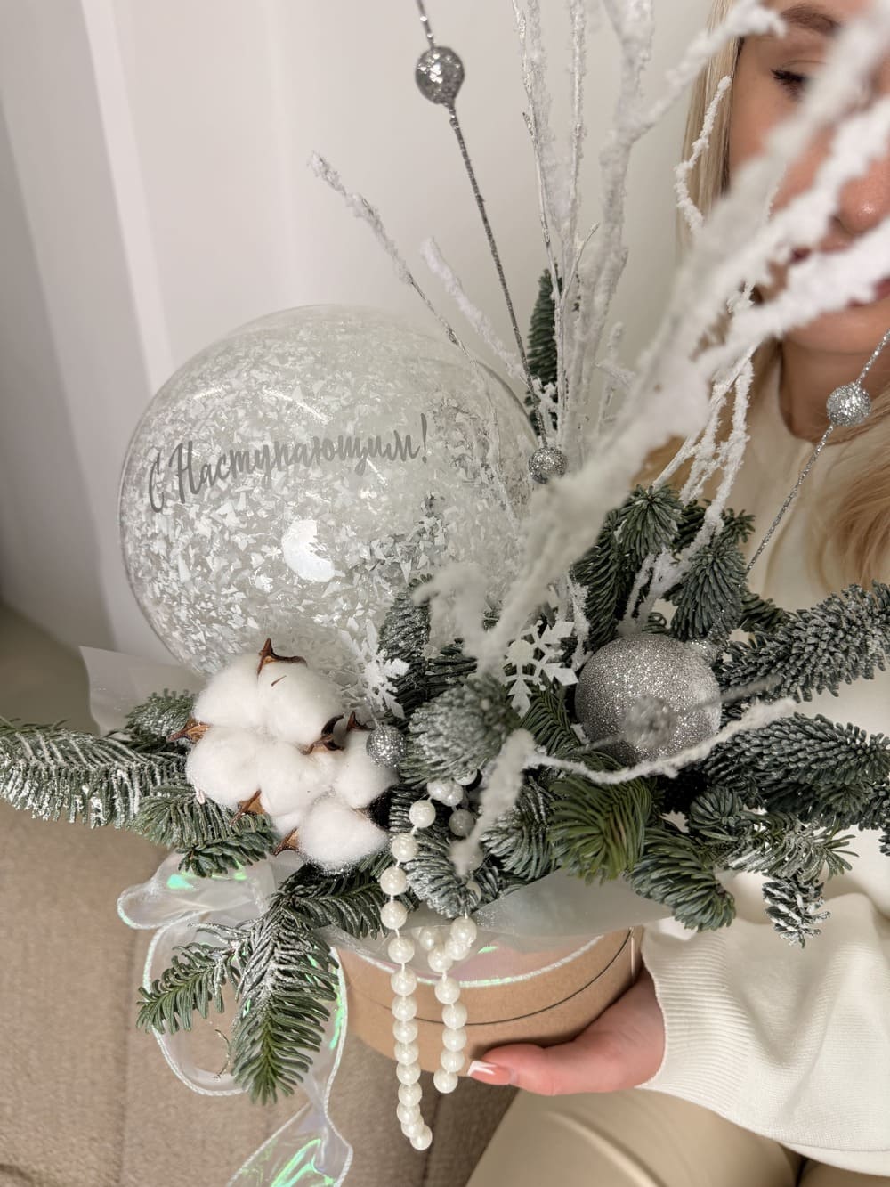 Композиция в шляпной коробке «Снежно-волшебная»